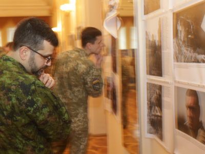 У Києві працює фотовиставка за участю АрміяInform «Одна війна – одна нація – два погляди»  