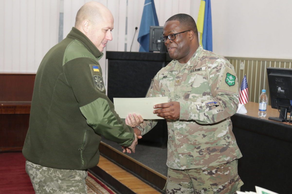 Військові зв’язківці отримали сертифікати про закінчення курсів НАТО