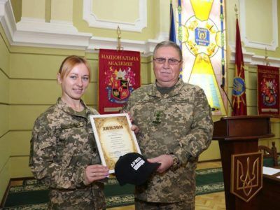 Генерал-лейтенант Павло Ткачук вручив лауреату конкурсу АрміяInform «Муза в пікселі» диплом та подарунок  