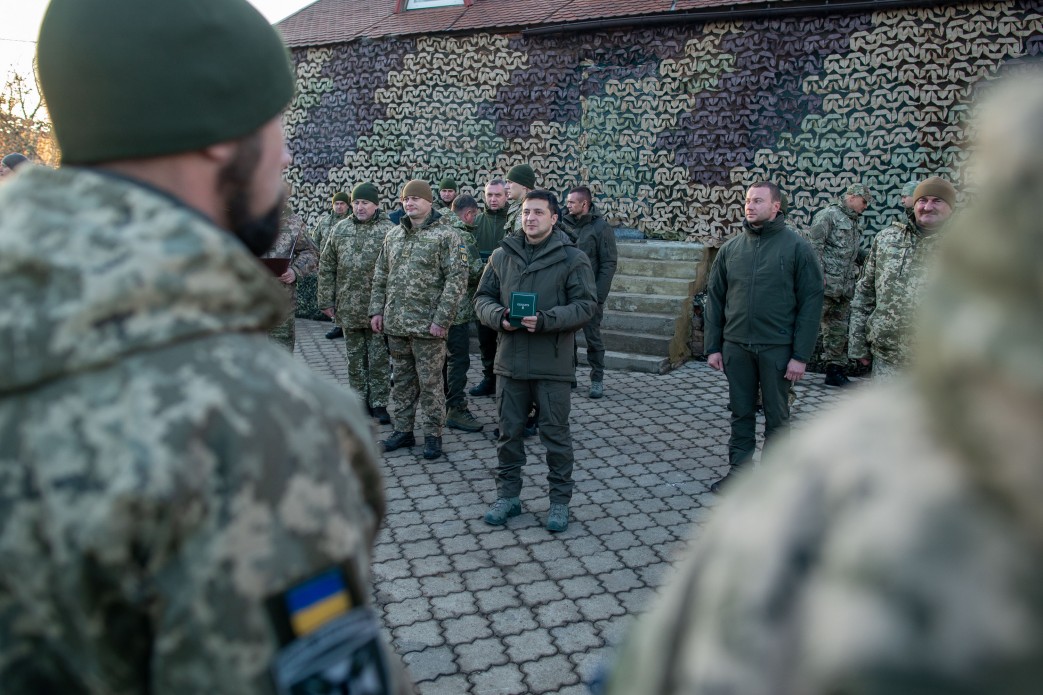У День Збройних Сил Президент побував на передовій на Сході України