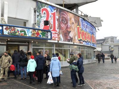 Артисти Державного цирку подарували дітям захисників України яскраву новорічну виставу