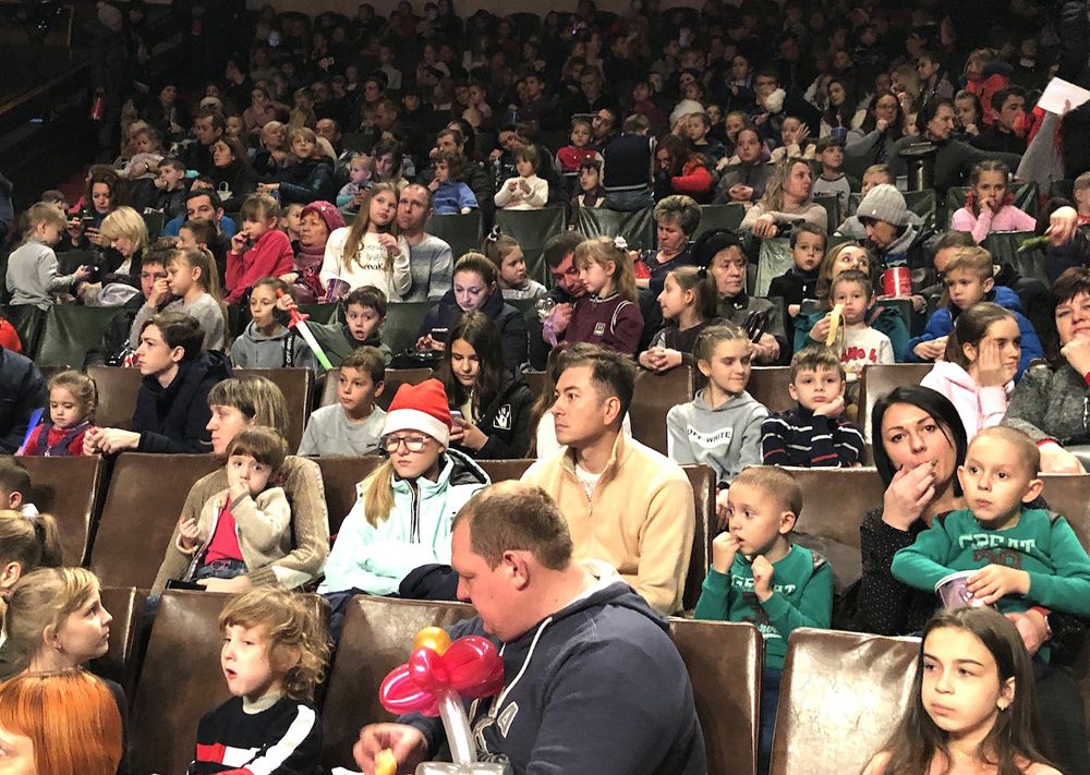 Артисти Державного цирку подарували дітям захисників України яскраву новорічну виставу