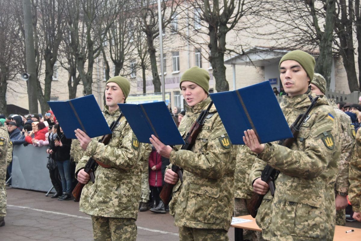 Пів тисячі строковиків осіннього призову присягнули на вірність Україні в Чернігові