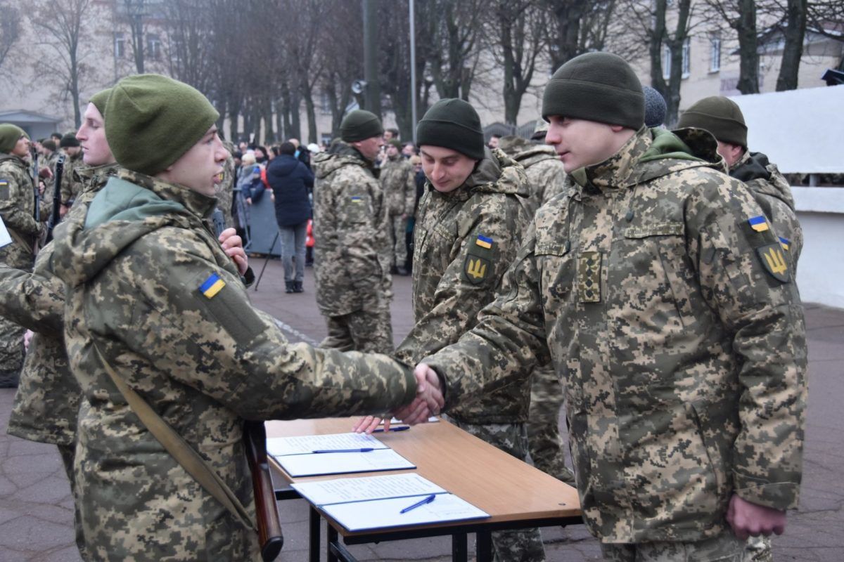 Пів тисячі строковиків осіннього призову присягнули на вірність Україні в Чернігові