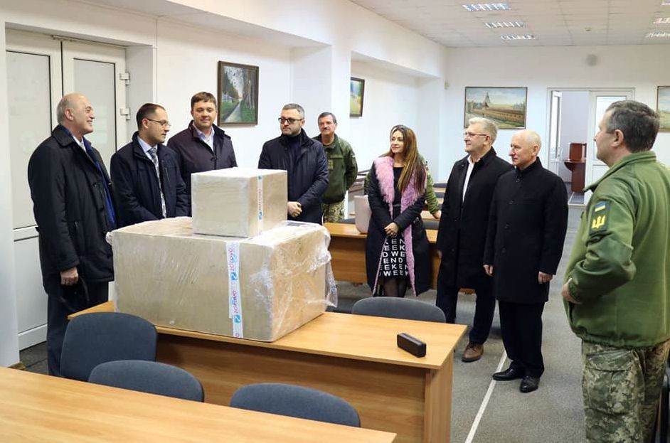 «Відмовся від новорічного корпоративу задля підтримки воїнів АТО» – судді започаткували акцію