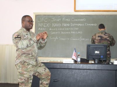 Інструктори НАТО розпочали курс лекцій для українських військових зв’язківців  