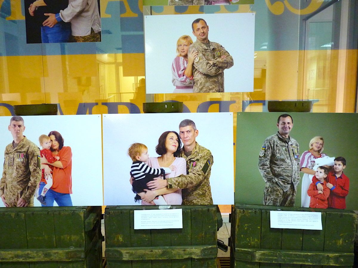 У Дніпрі презентували фотовиставку, присвячену дітям захисників України    