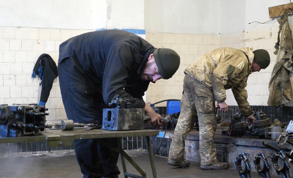 Як ремонтна рота «реанімує» військову техніку на передовій