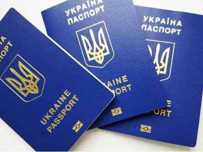 Уряд затвердив проект з одночасного оформлення внутрішнього та закордонного паспортів українців  