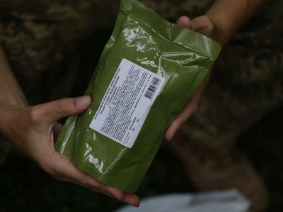 Як готують та у що складають сухпаї для передової?  