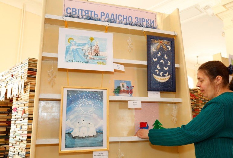 Книжкова «ялинка» перетворилася на креативну фотозону