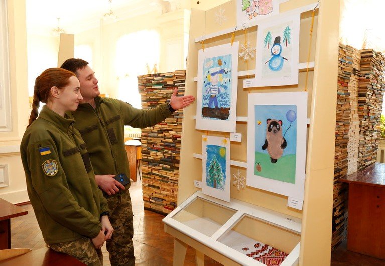 Книжкова «ялинка» перетворилася на креативну фотозону