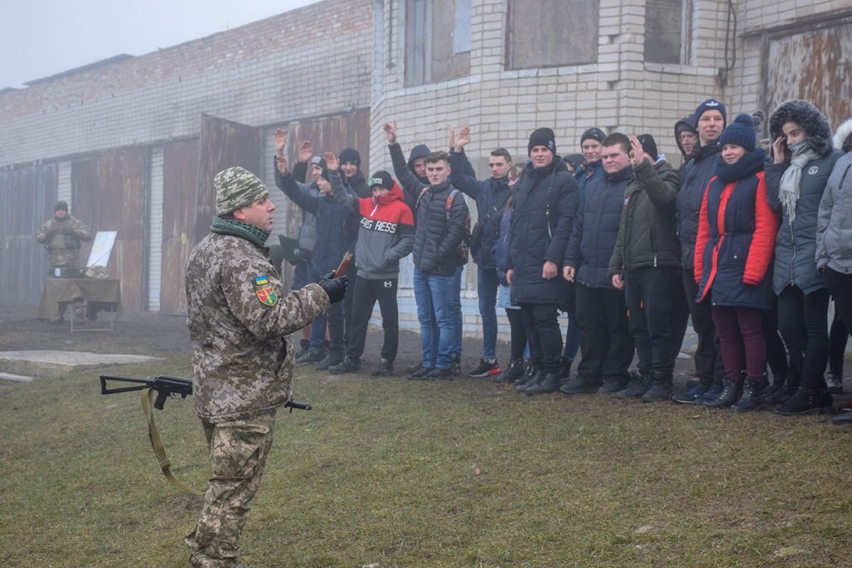«Так можна служити!»  Пів тисячі старшокласників провели один день в армії