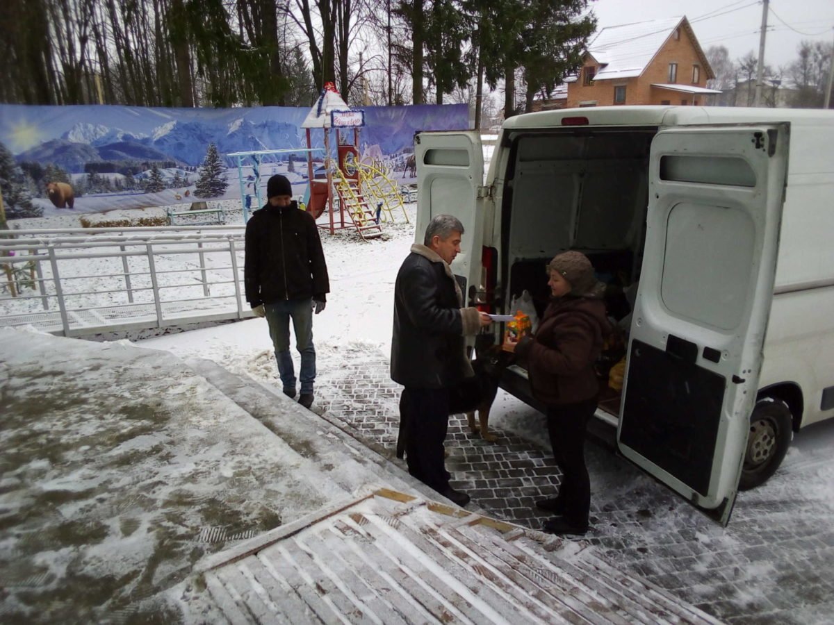 Гостинці з села Якушинці вирушили на передову до наших захисників