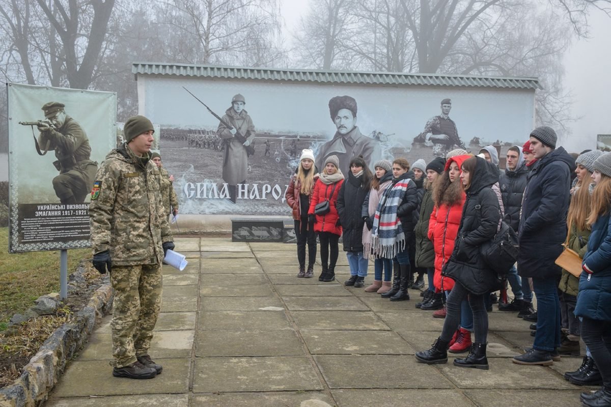 «Так можна служити!»  Пів тисячі старшокласників провели один день в армії