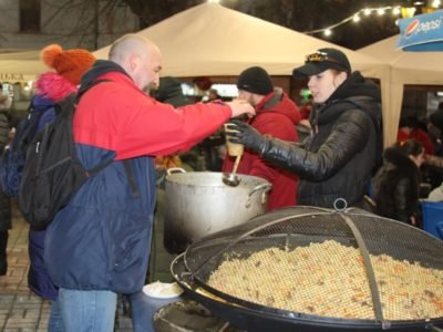 Юшкою та пловом частували гостей різдвяного ярмарку вінницькі ветерани  