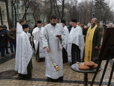 20 тисяч ікон на передову із молитвою до Богородиці  