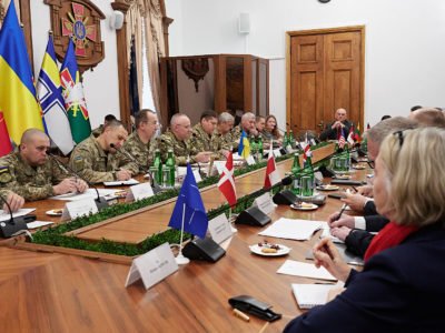 Начальник Генштабу провів зустріч зі стратегічними радниками високого рівня  