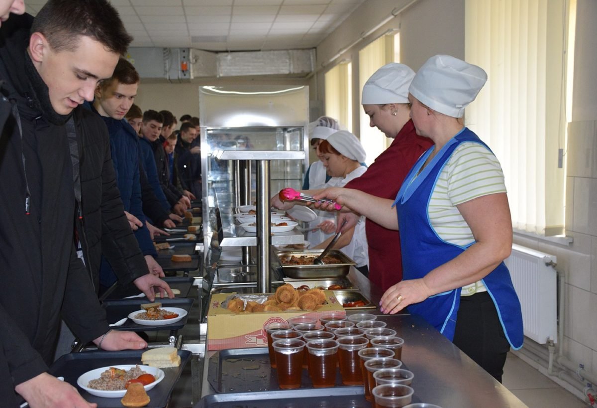 «Так можна служити!»  Пів тисячі старшокласників провели один день в армії