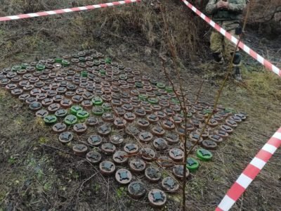 Російські окупанти встановили мінні пастки для комунальників та місцевих біля дороги загального призначення