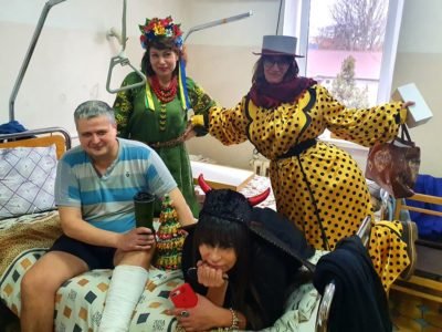 Одеські волонтери привітали з Різдвом Христовим бійців, які зараз одужують у військовому шпиталі  