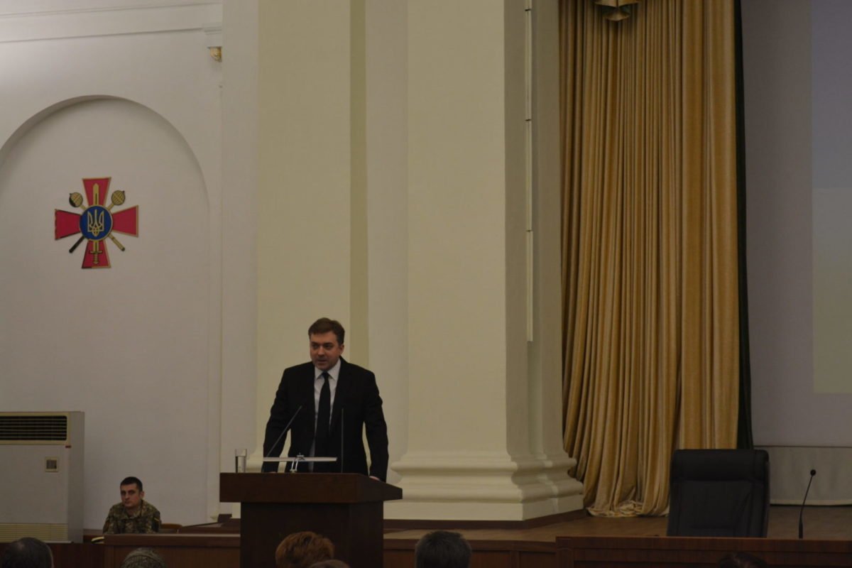 Міністр оборони України Андрій Загороднюк вручив пам’ятні знаки родинам полеглих «кіборгів»