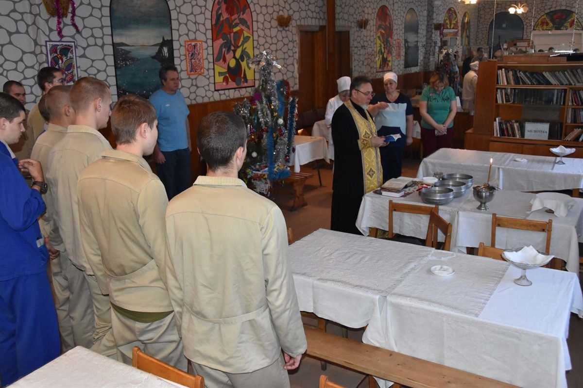 …Схиляючи голови у молитві, чекаємо на народження Христа