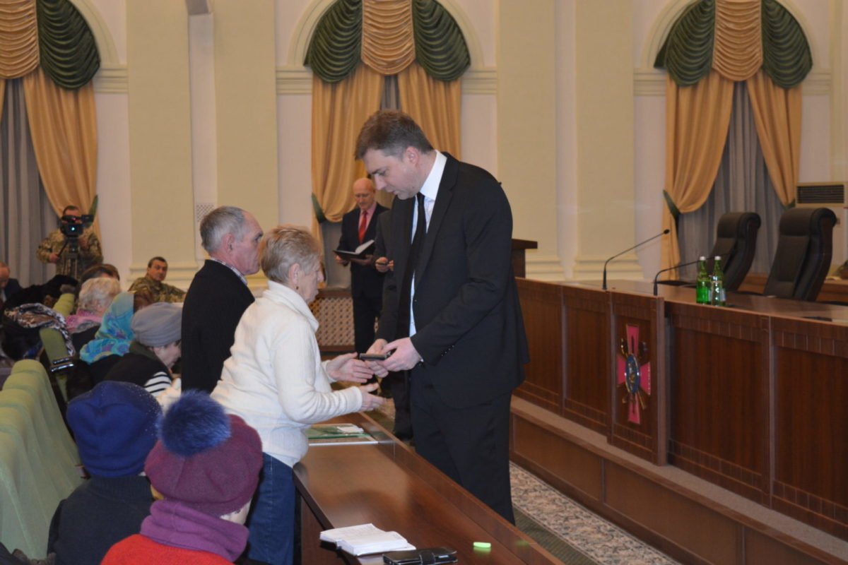 Міністр оборони України Андрій Загороднюк вручив пам’ятні знаки родинам полеглих «кіборгів»