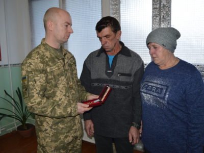 Орден «За мужність» сина вручили батькам навічно 20-річного Героя солдата Євгена Керечанина  