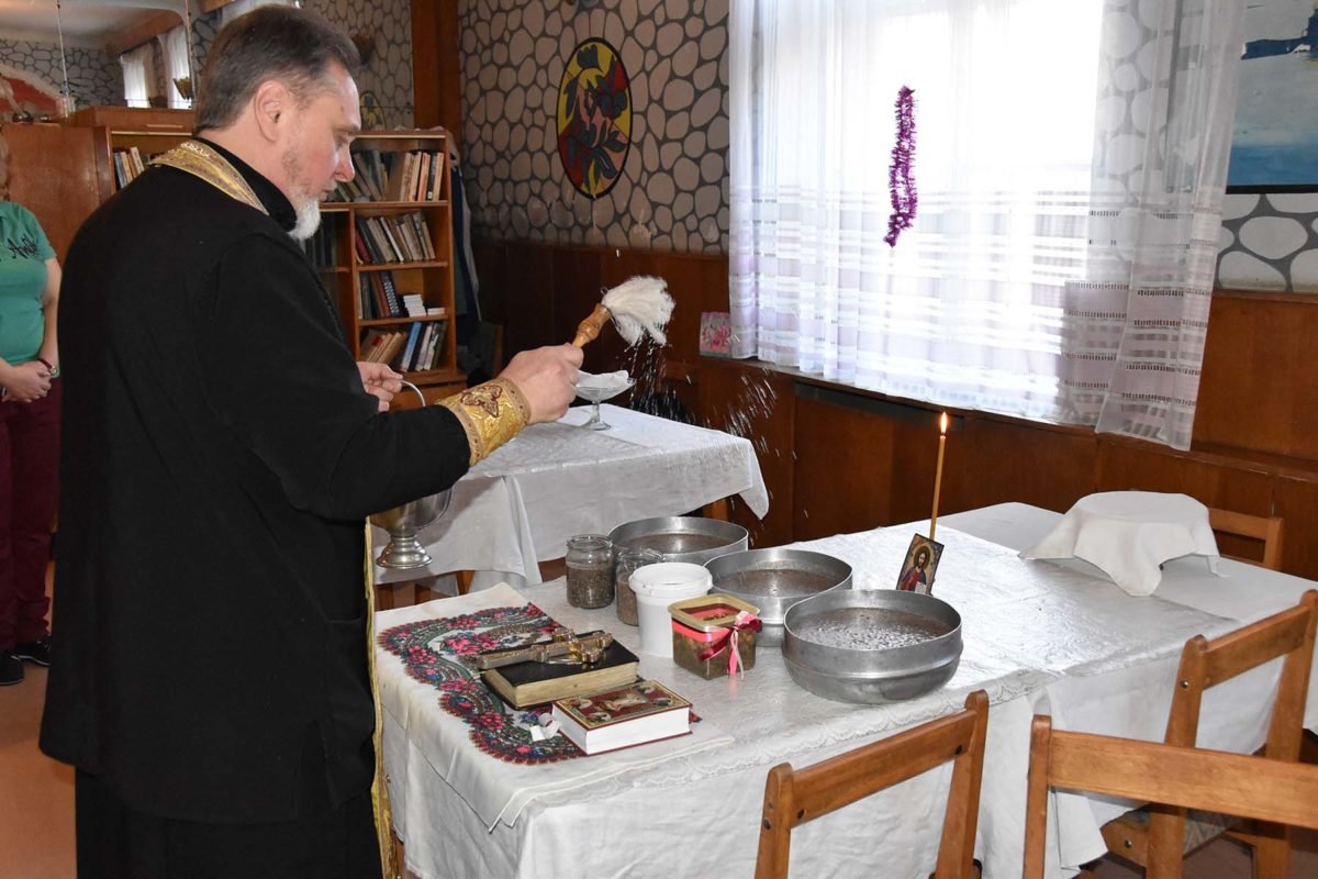 …Схиляючи голови у молитві, чекаємо на народження Христа