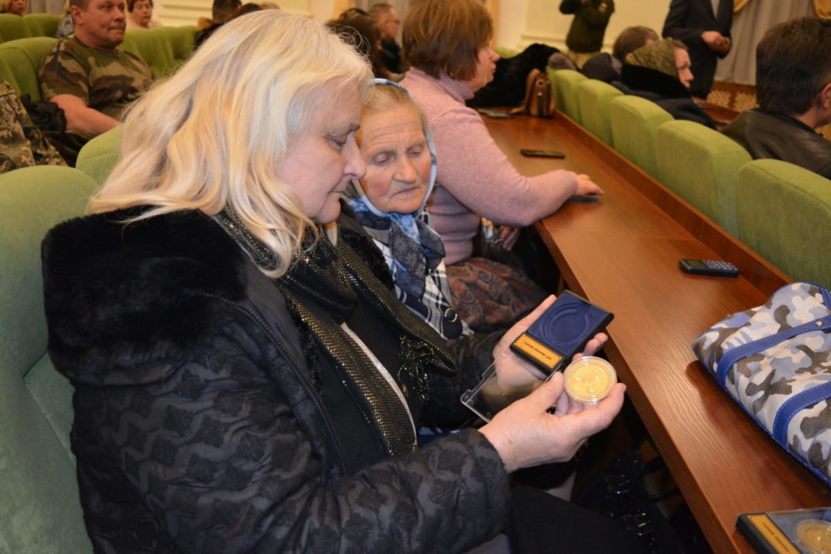 Міністр оборони України Андрій Загороднюк вручив пам’ятні знаки родинам полеглих «кіборгів»