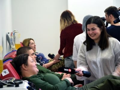 Військові рятують життя