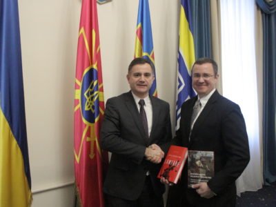 Військові юристи отримали фахову літературу від міжнародних партнерів  