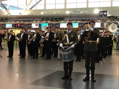 У Міжнародному аеропорту «Бориспіль» й інших містах  цивільні та військові музиканти вшанували героїв-«кіборгів»  