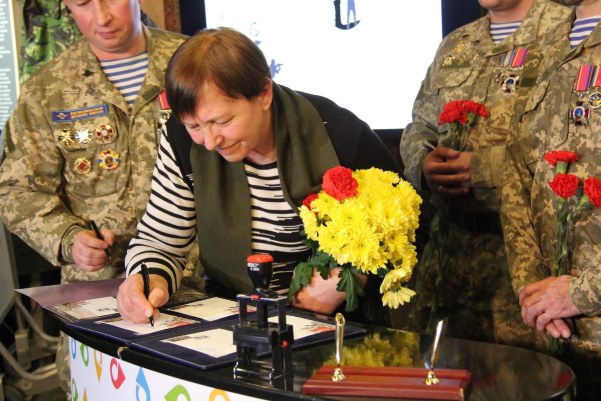 Укрпошта присвятила конверт з маркою оборонцям Донецького аеропорту