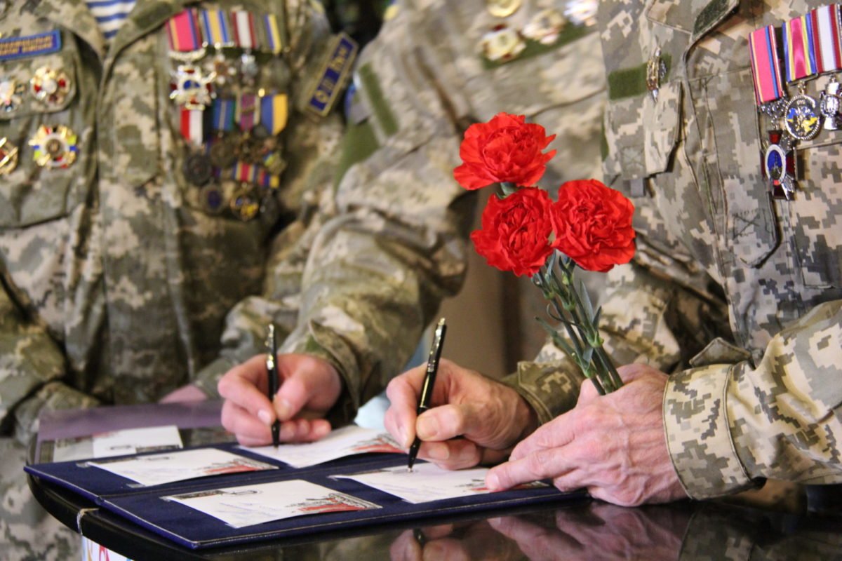 Укрпошта присвятила конверт з маркою оборонцям Донецького аеропорту