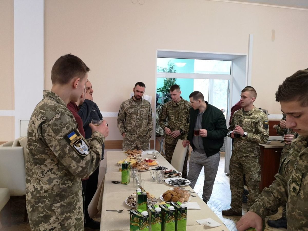 Курсанти ВІТІ імені Героїв Крут відвідали воїнів які повернулися з полону