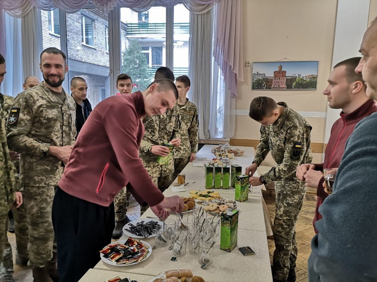 Курсанти ВІТІ імені Героїв Крут відвідали воїнів які повернулися з полону
