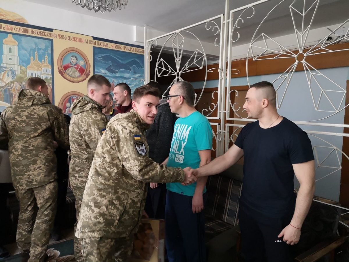 Курсанти ВІТІ імені Героїв Крут відвідали воїнів які повернулися з полону