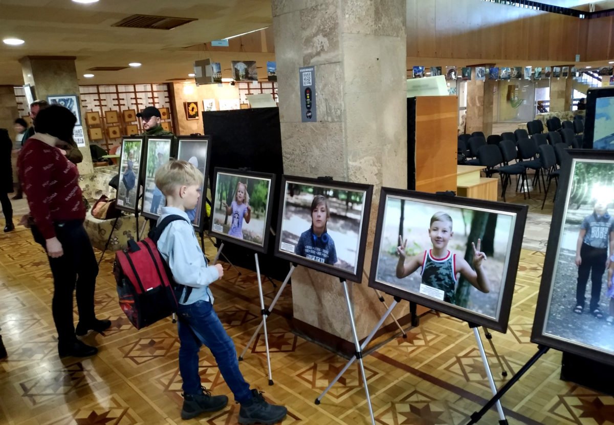 У Херсоні відкрили фотовиставку про дітей загиблих воїнів