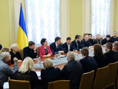 Володимир Зеленський  зустрівся із родичами загиблих в авіакатастрофі в Ірані пасажирів