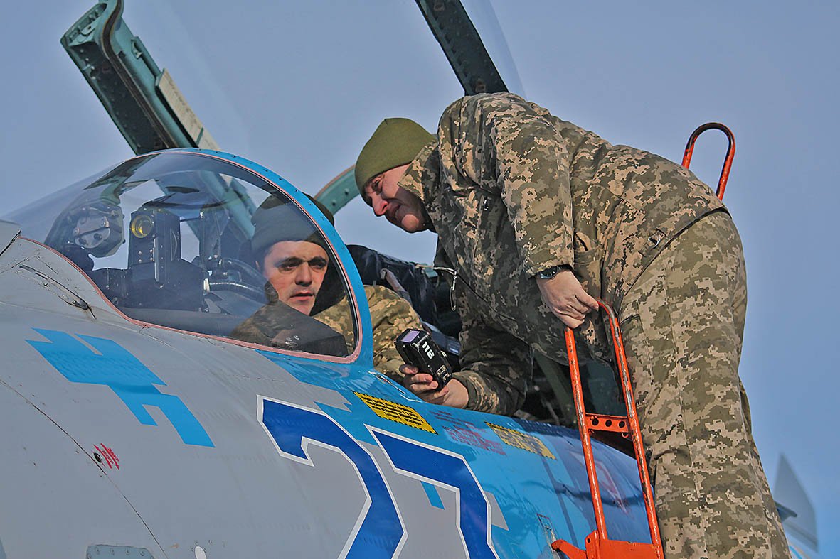 Попри складні метеоумови, літали і молоді льотчики