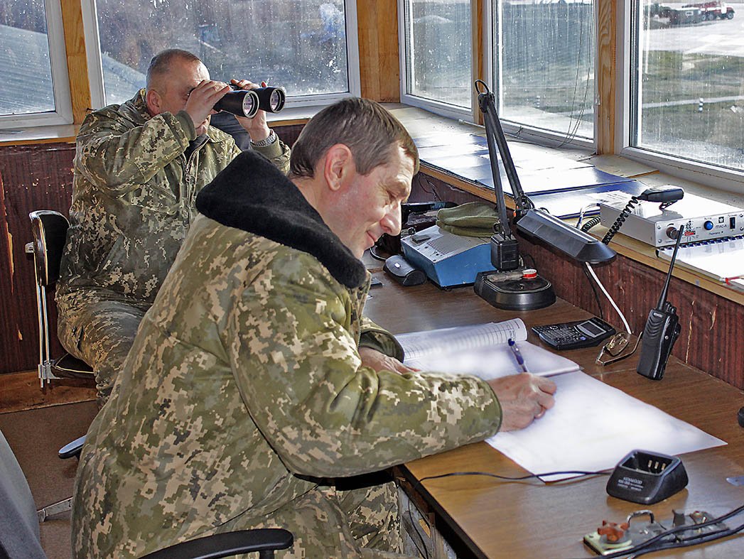 Попри складні метеоумови, літали і молоді льотчики