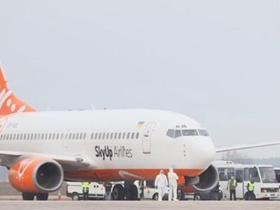 Літак із Китаю приземлився в аеропорту Харкова  