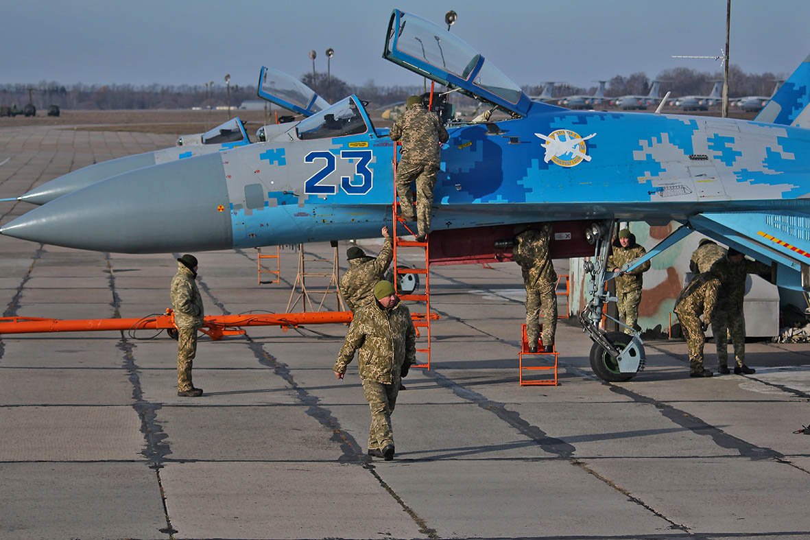 Попри складні метеоумови, літали і молоді льотчики