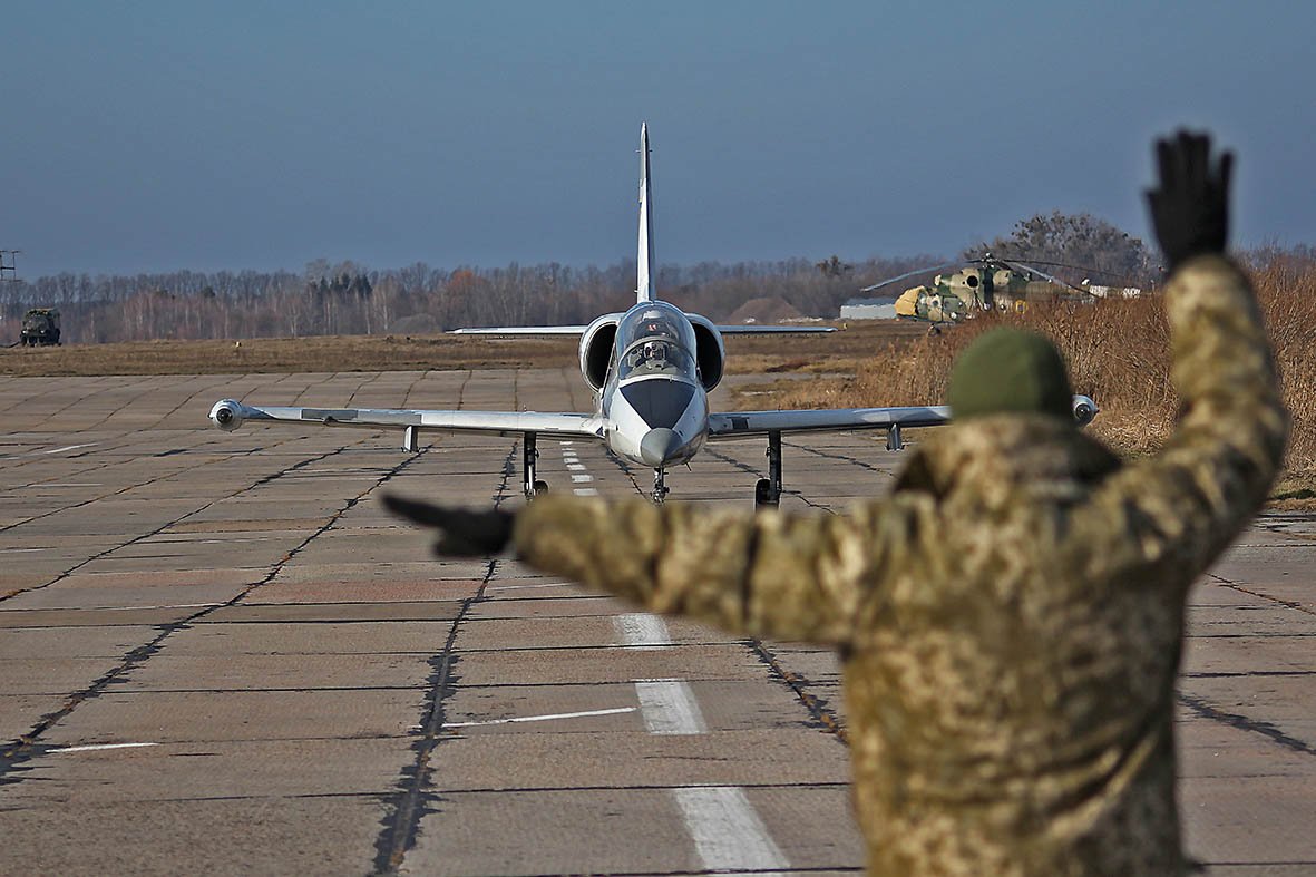 Попри складні метеоумови, літали і молоді льотчики