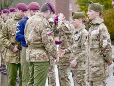 В армії Британії вперше в історії жінка стала парашутистом-десантником  