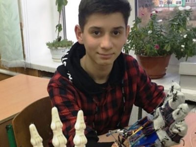 Юнак із Хмельниччини створив роботизовану руку, здатну зберегти життя саперів