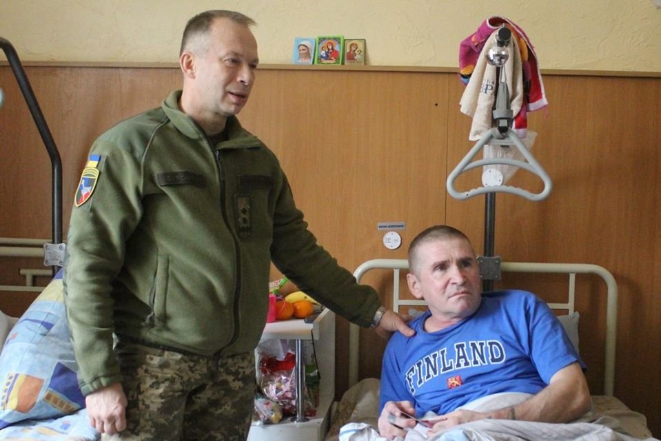 Командувач Сухопутних військ нагородив поранених військовослужбовців