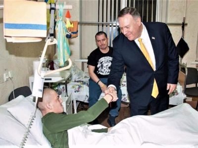 Про коротку зустріч із Майком Помпео на згадку лишилась пам’ятна медаль  